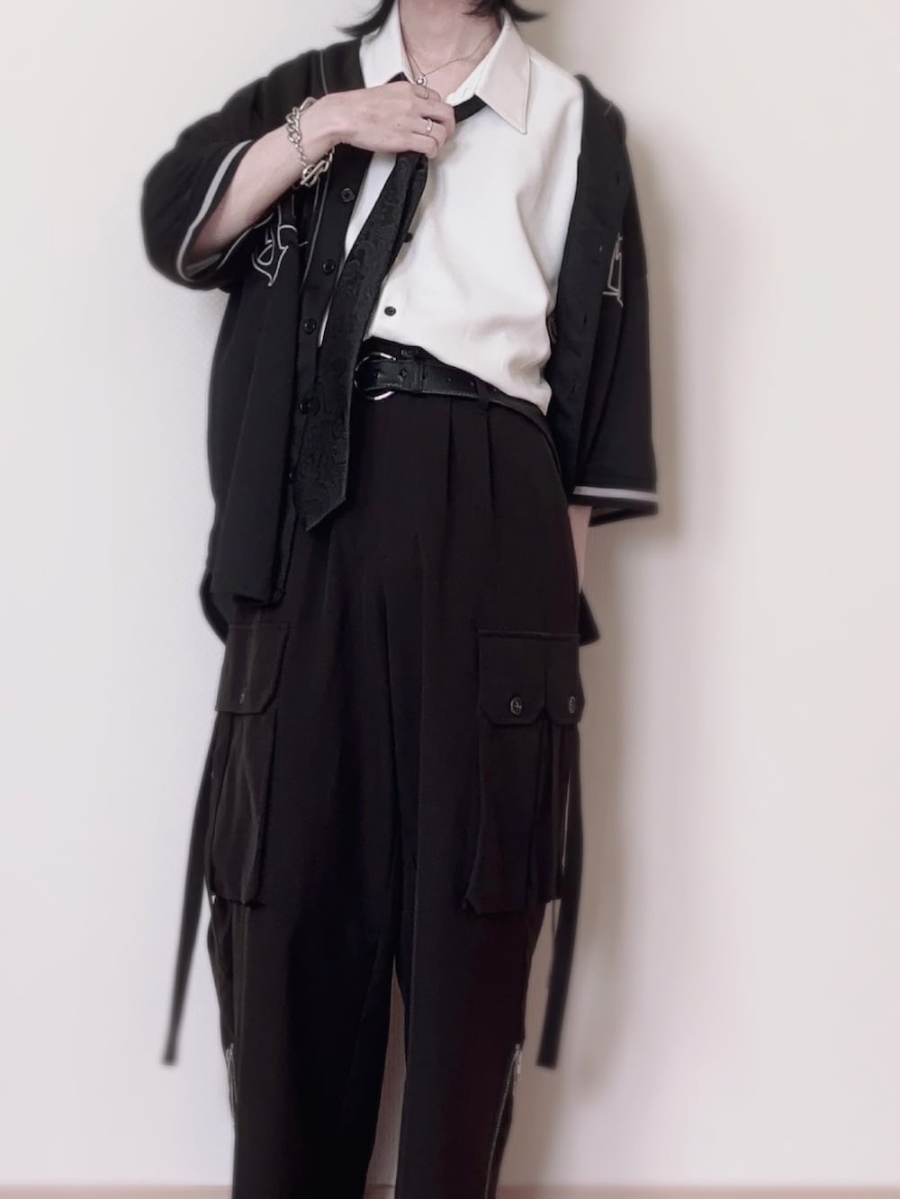 ブラック系のカーゴパンツ、ブラック系のシャツ/ブラウス、ホワイト系のシャツ/ブラウスを着用したメンズの夏コーディネートの2枚目の写真