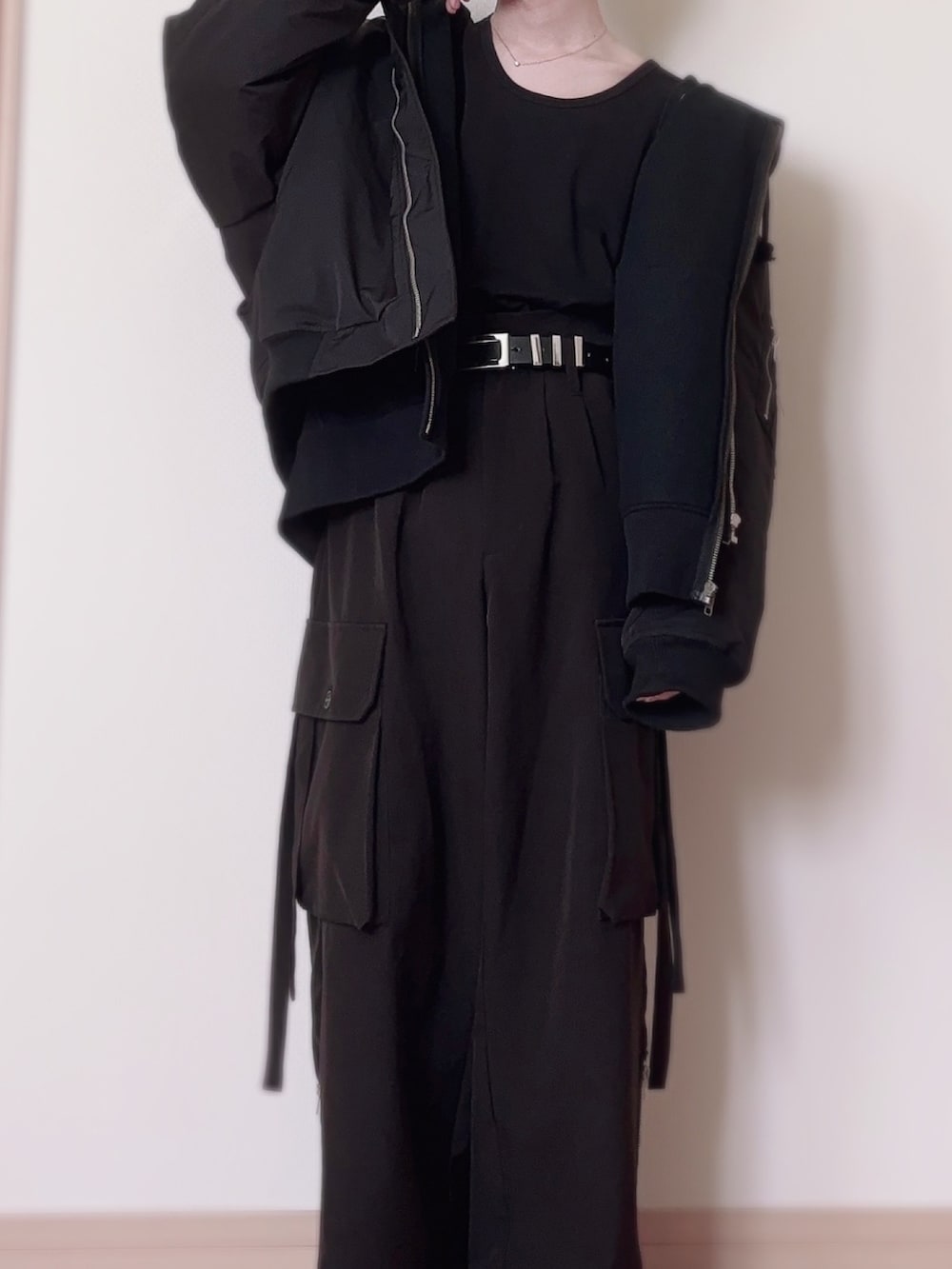 ブラック系のMA-1、ブラック系のパーカー、ブラック系のタンクトップを着用したメンズの冬コーディネートの2枚目の写真