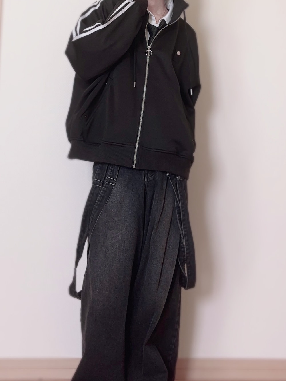 グレー系のデニムパンツ、ブラック系のブルゾン、ホワイト系のシャツ/ブラウスを着用したメンズの秋コーディネートの2枚目の写真