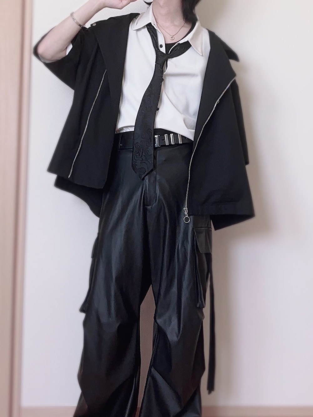 ブラック系のカーゴパンツ、ブラック系のシャツ/ブラウス、ホワイト系のシャツ/ブラウスを着用したメンズの夏コーディネートの2枚目の写真