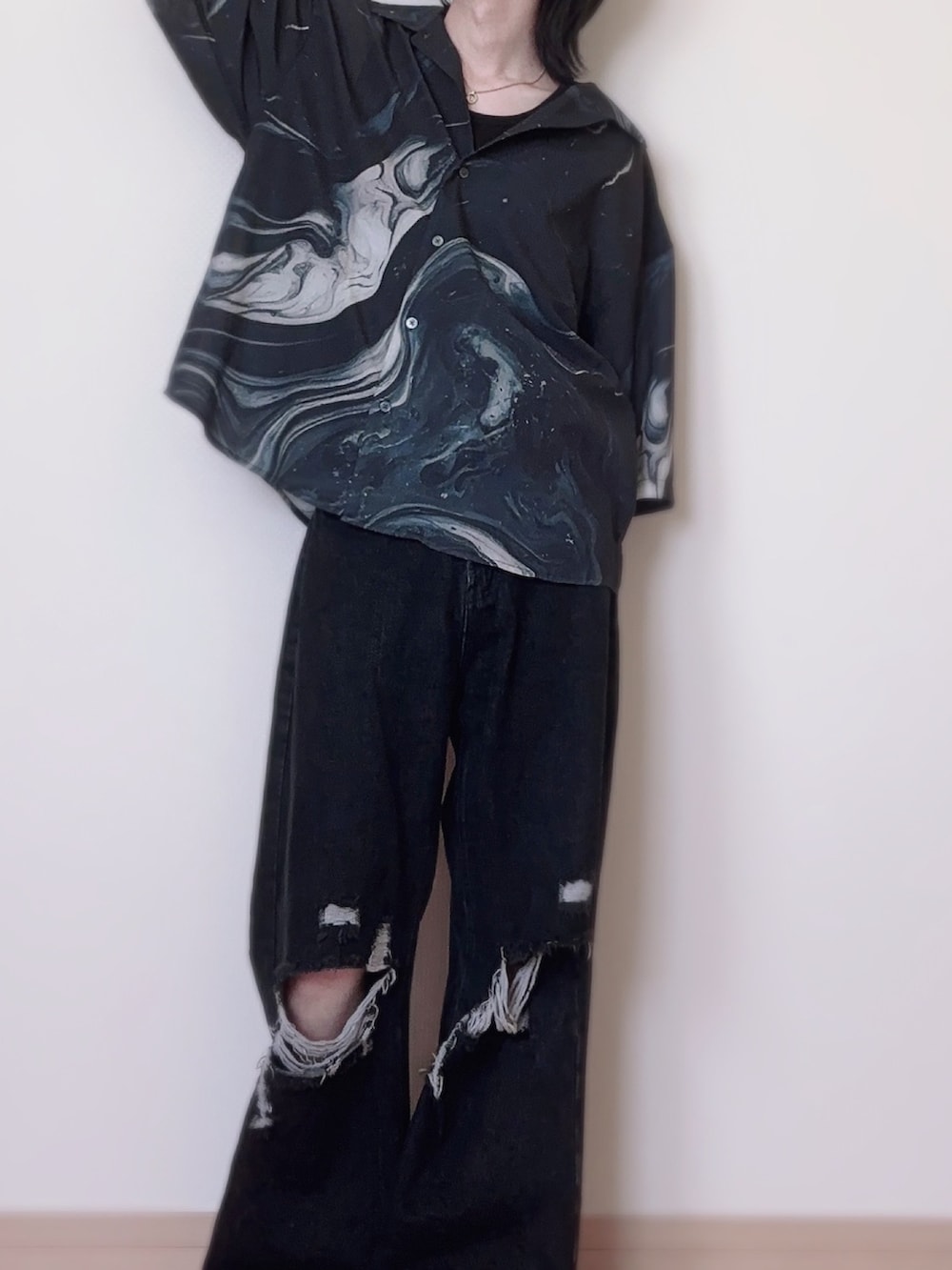 ブラック系のシャツ/ブラウス、ブラック系のデニムパンツ、ブラック系のタンクトップを着用したメンズの夏コーディネートの2枚目の写真