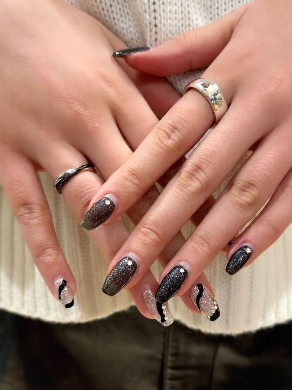 シルバー系のネックレス、シルバー系のリング、シルバー系のリングを着用したレディースの秋コーディネートの3枚目の写真