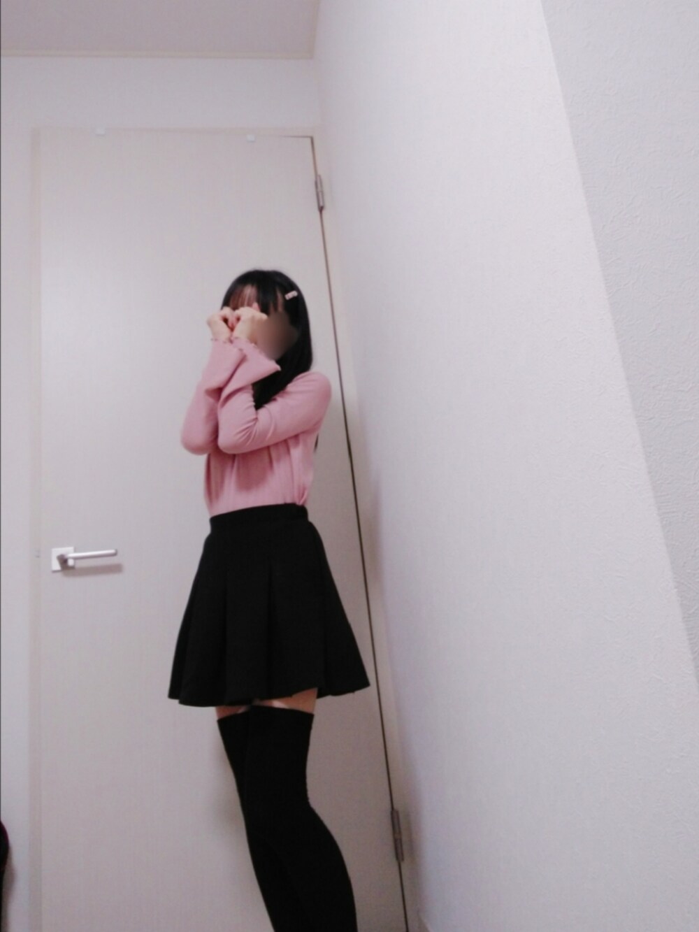 ピンク系のその他トップス、ブラック系のスカートを着用したキッズの春コーディネートの2枚目の写真