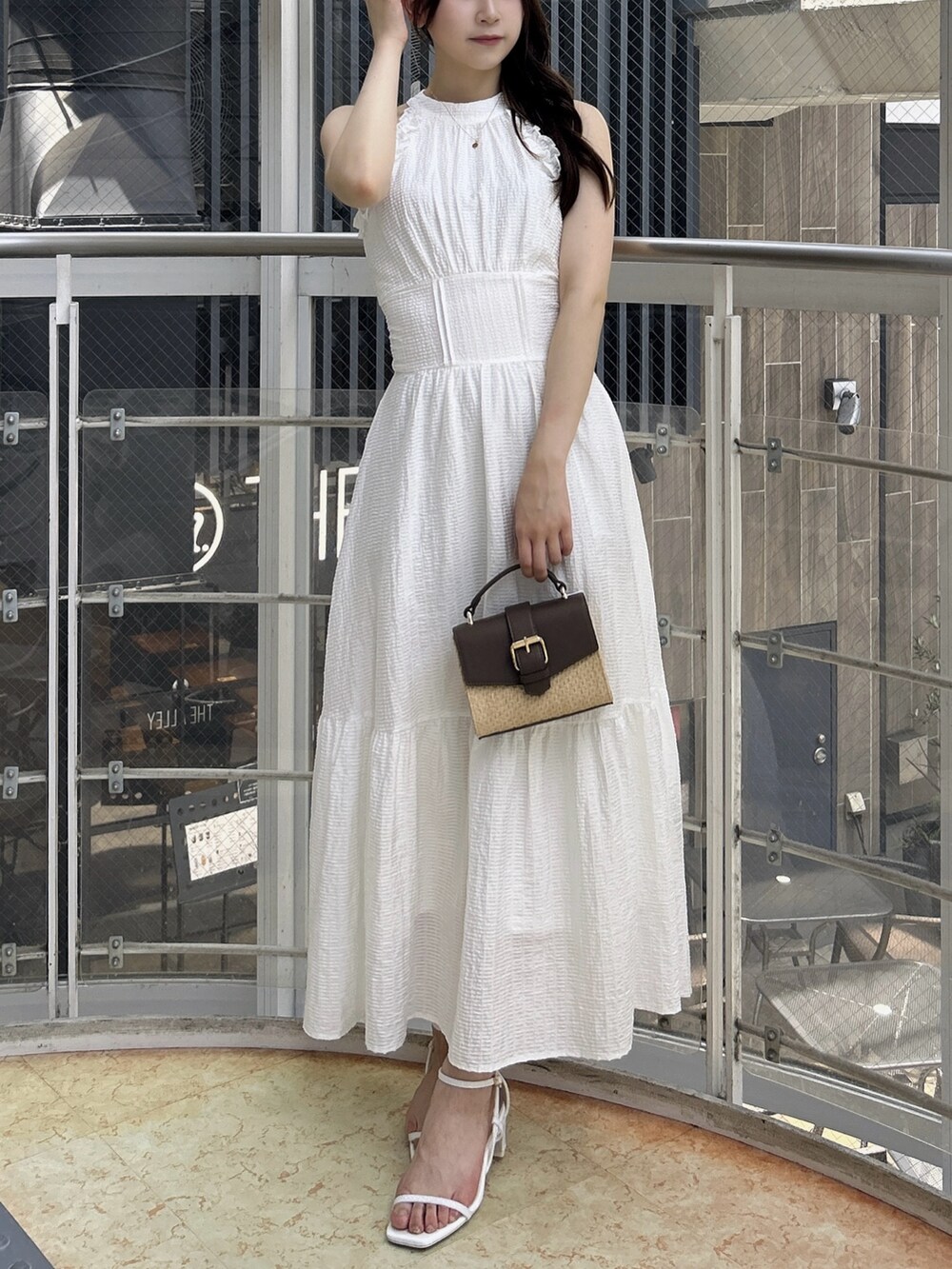 ホワイト系のワンピース、ホワイト系のワンピース、ホワイト系のサンダルを着用したレディースの夏コーディネートの2枚目の写真