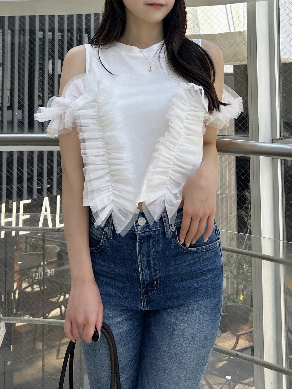 ホワイト系のTシャツ/カットソー、ブルー系のデニムパンツ、ホワイト系のサンダルを着用したレディースの夏コーディネートの8枚目の写真