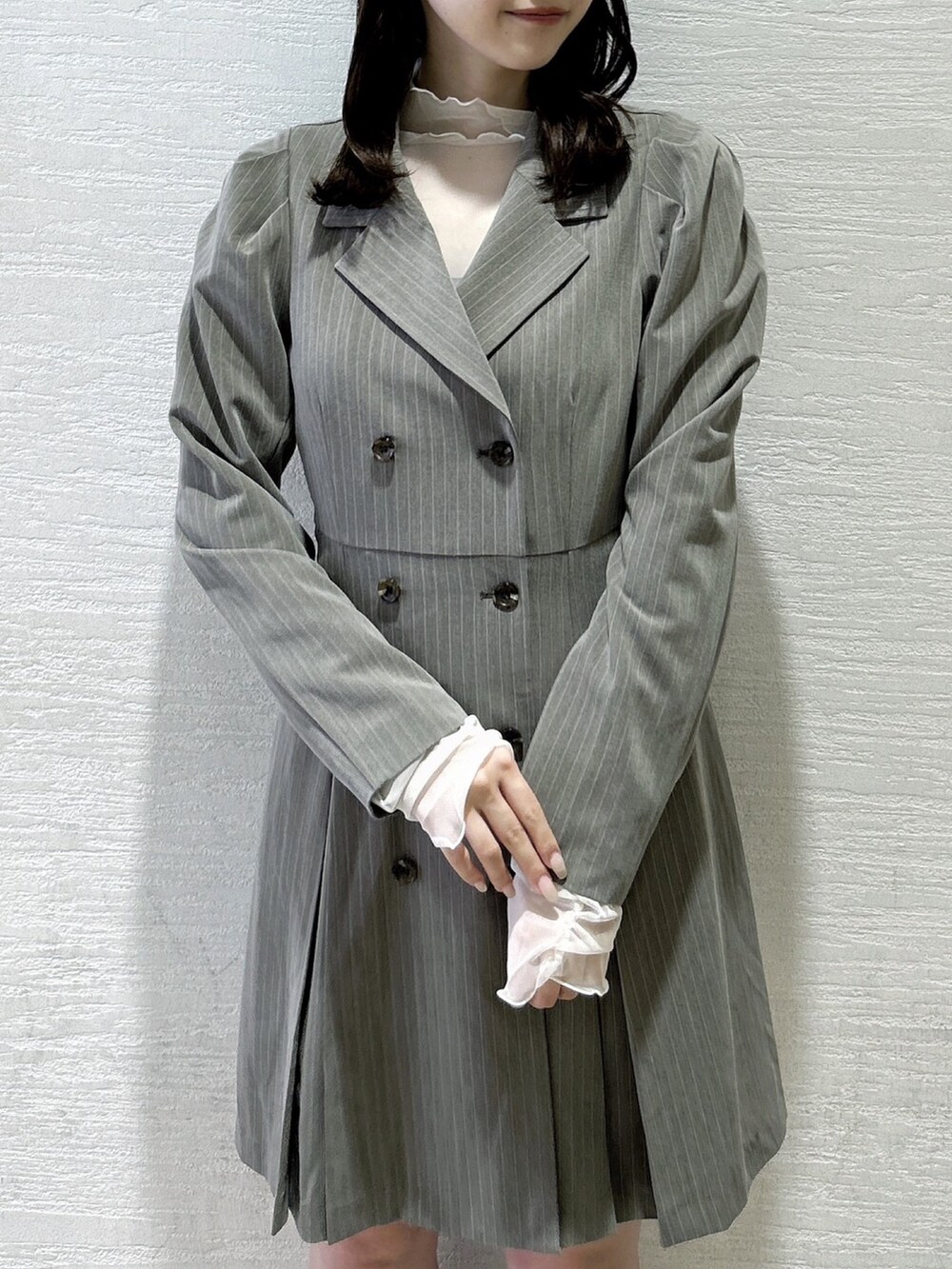 グレー系のワンピース、ホワイト系のTシャツ/カットソー、ホワイト系のブーツを着用したレディースの秋コーディネートの7枚目の写真