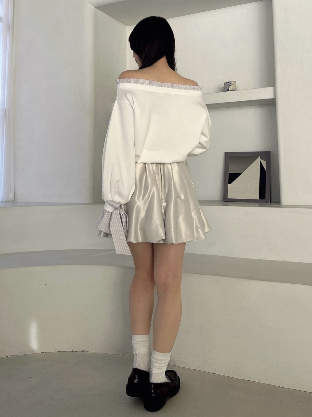 ホワイト系のTシャツ/カットソー、ホワイト系のスカートを着用したレディースの春コーディネートの5枚目の写真