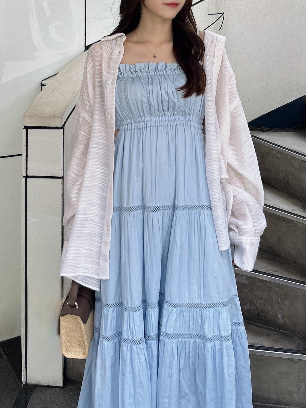 ホワイト系のシャツ/ブラウス、ブルー系のワンピース、ホワイト系のサンダルを着用したレディースの夏コーディネートの8枚目の写真