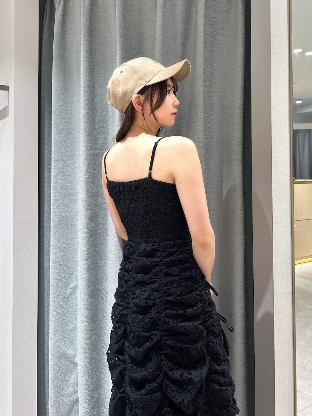 ブラック系のワンピース、ブラック系のローファー、ベージュ系のキャップを着用したレディースの春コーディネートの9枚目の写真