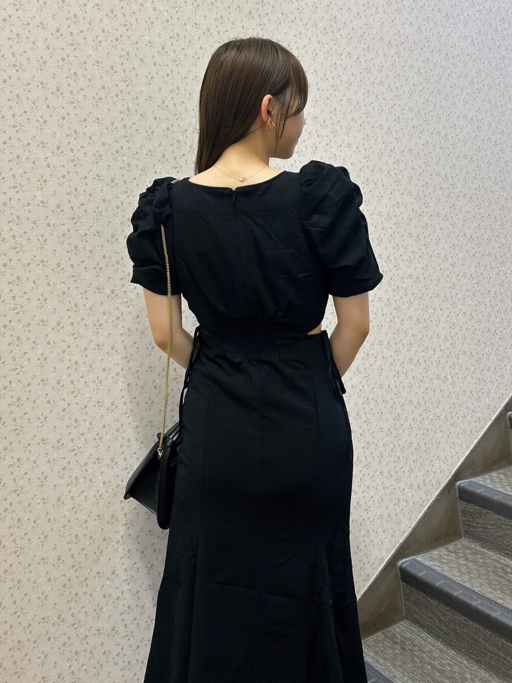 ブラック系のワンピース、ブラック系のハンドバッグ、ブラック系のサンダルを着用したレディースの夏コーディネートの10枚目の写真