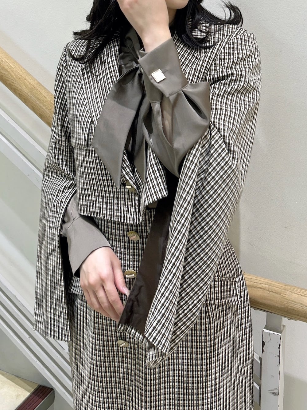 ブラウン系のスカート、ブラウン系のシャツ/ブラウス、ブラウン系のテーラードジャケットを着用したレディースの秋コーディネートの6枚目の写真