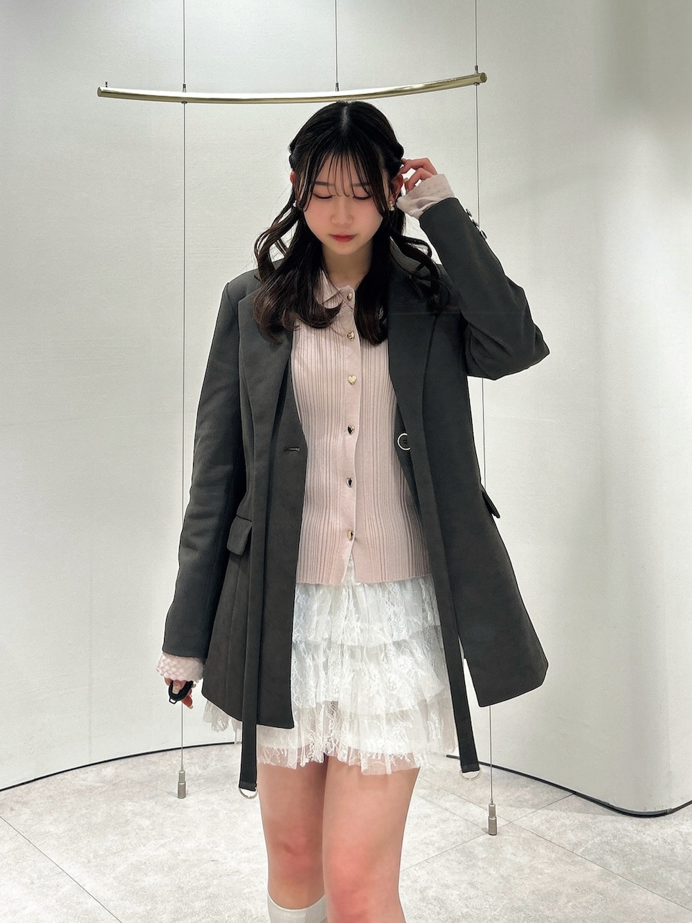 ホワイト系のその他パンツ、ブラック系のパンプス、ブラウン系のテーラードジャケットを着用したレディースの春コーディネートの7枚目の写真