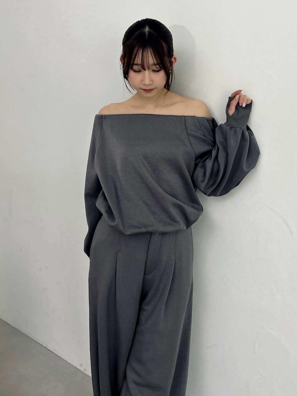 グレー系のスウェット、グレー系のスウェットパンツ、ホワイト系のパンプスを着用したレディースの秋コーディネートの7枚目の写真