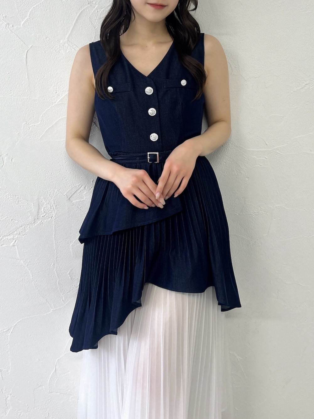 ブルー系のワンピースを着用したレディースの春コーディネートの7枚目の写真