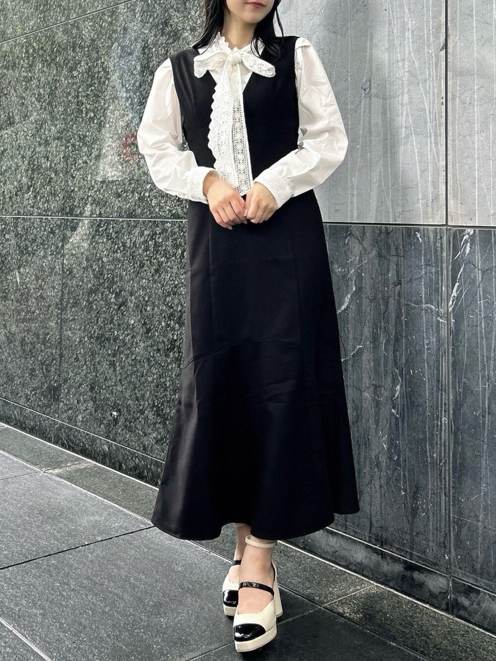 ホワイト系のシャツ/ブラウス、ブラック系のワンピース、ベージュ系のパンプスを着用したレディースの秋コーディネートの2枚目の写真