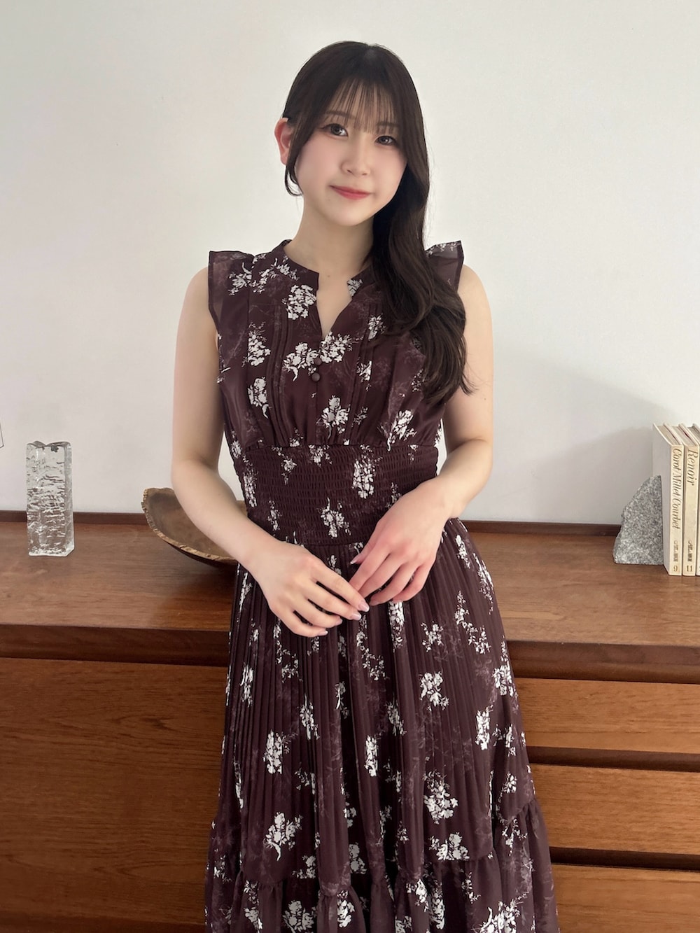 ブラウン系のワンピース、ホワイト系のパンプスを着用したレディースの夏コーディネートの6枚目の写真