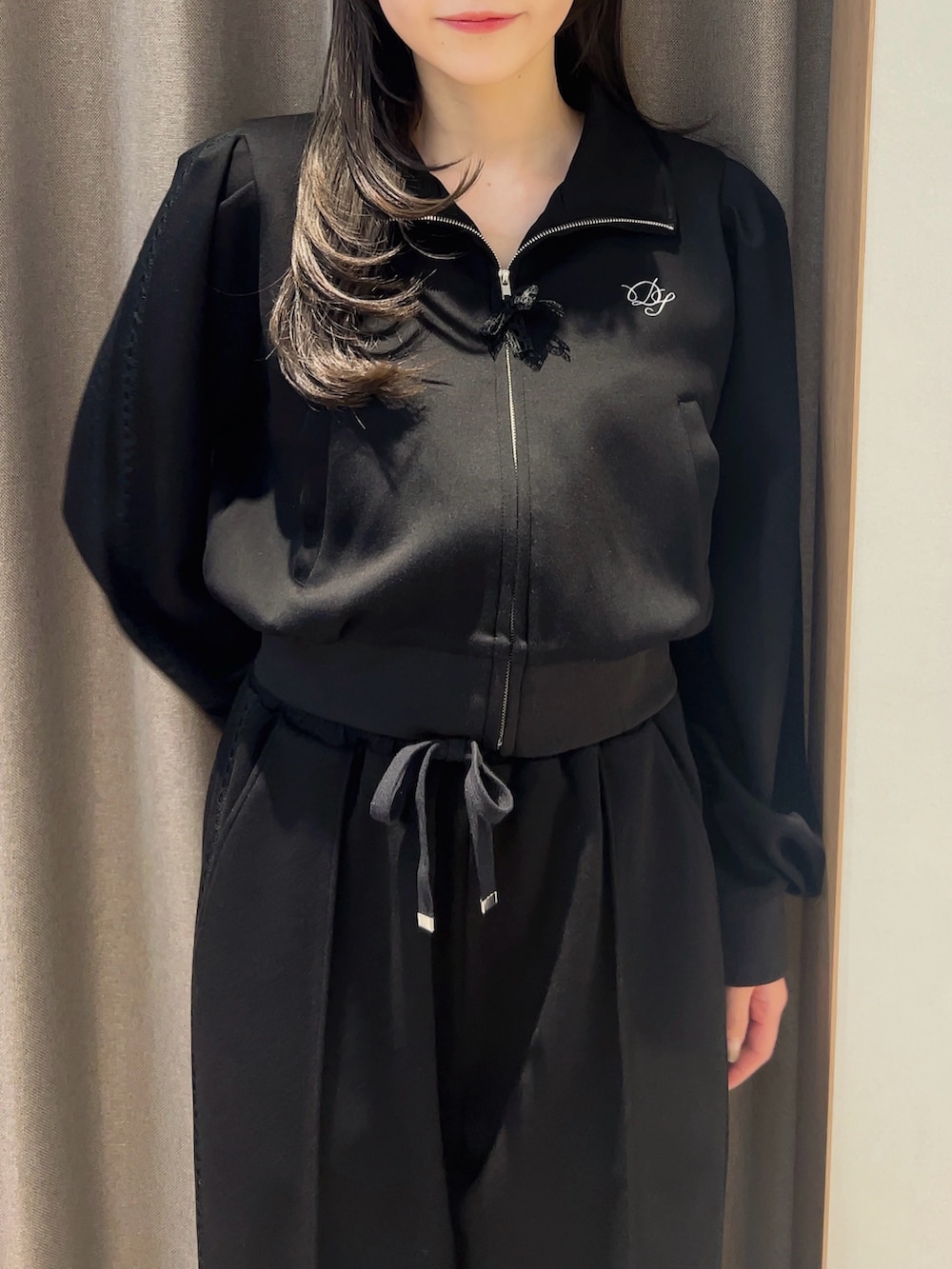 ブラック系のスウェットパンツ、ブラック系のスウェットを着用したレディースの冬コーディネートの4枚目の写真