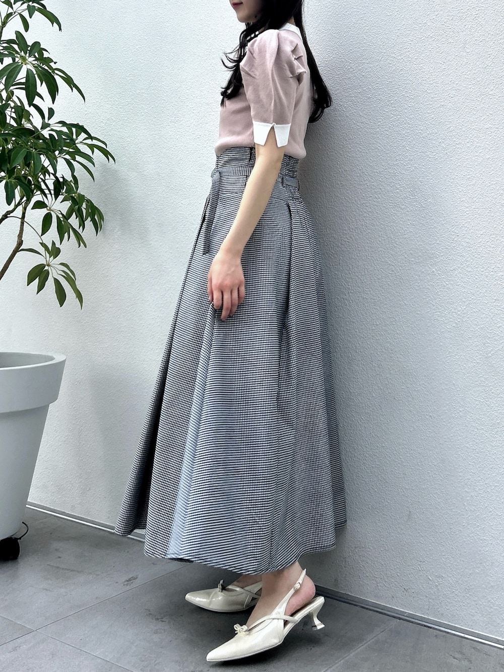 ピンク系のニット/セーター、その他のスカートを着用したレディースの冬コーディネートの3枚目の写真