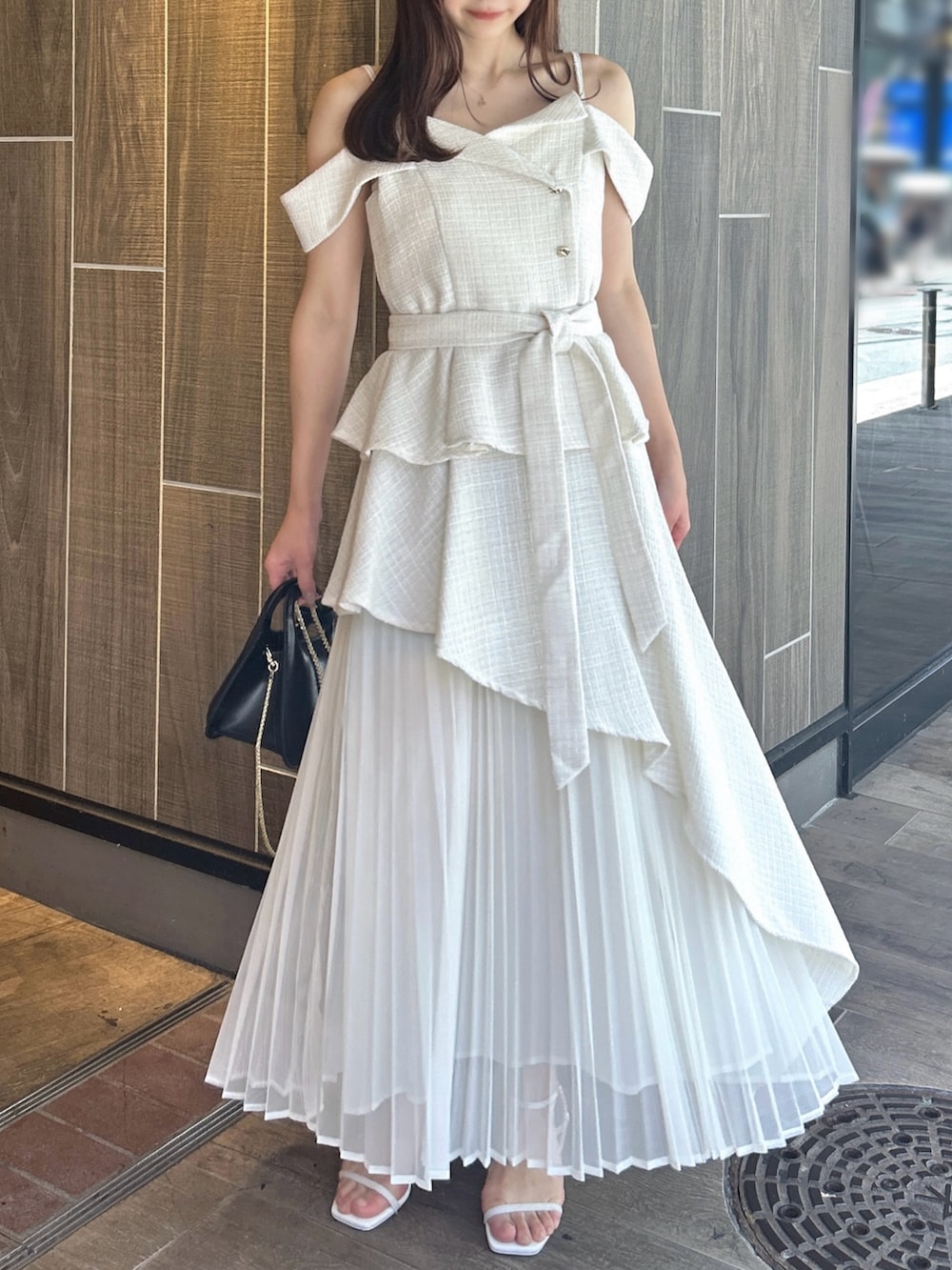 ホワイト系のワンピース、ホワイト系のサンダルを着用したレディースの秋コーディネートの2枚目の写真