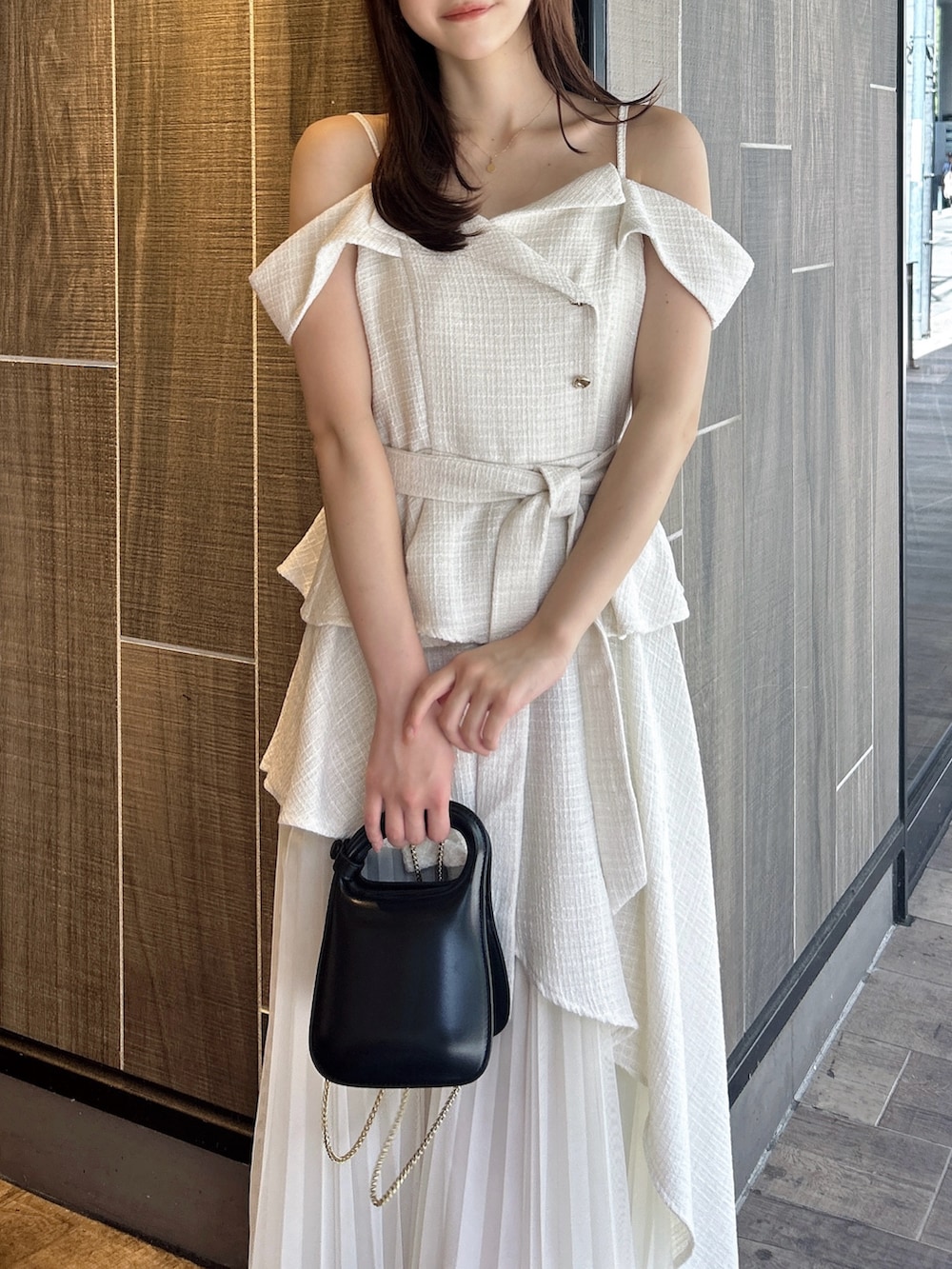 ホワイト系のワンピース、ホワイト系のサンダルを着用したレディースの秋コーディネートの6枚目の写真