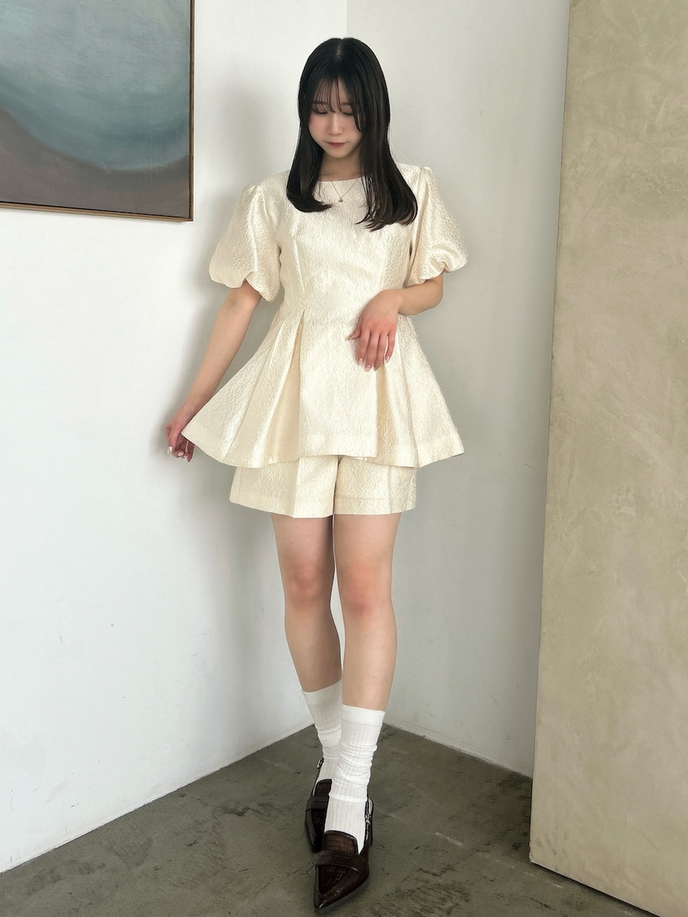 ホワイト系のシャツ/ブラウス、ホワイト系のその他パンツ、ブラウン系のローファーを着用したレディースの春コーディネートの4枚目の写真