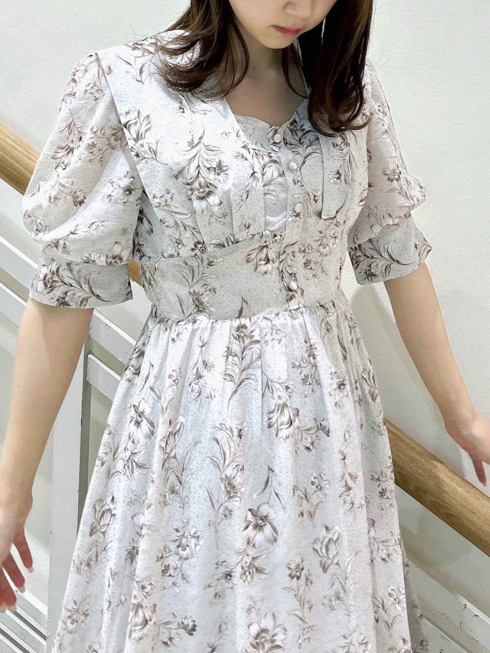 ホワイト系のワンピース、ホワイト系のパンプスを着用したレディースの秋コーディネートの7枚目の写真