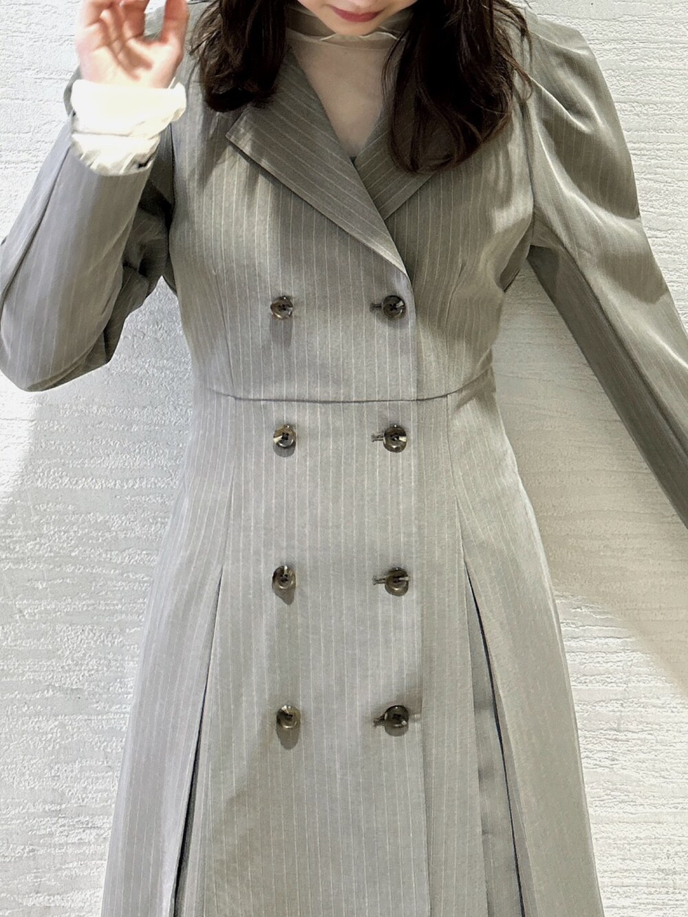 グレー系のワンピース、ホワイト系のTシャツ/カットソー、ホワイト系のブーツを着用したレディースの秋コーディネートの6枚目の写真