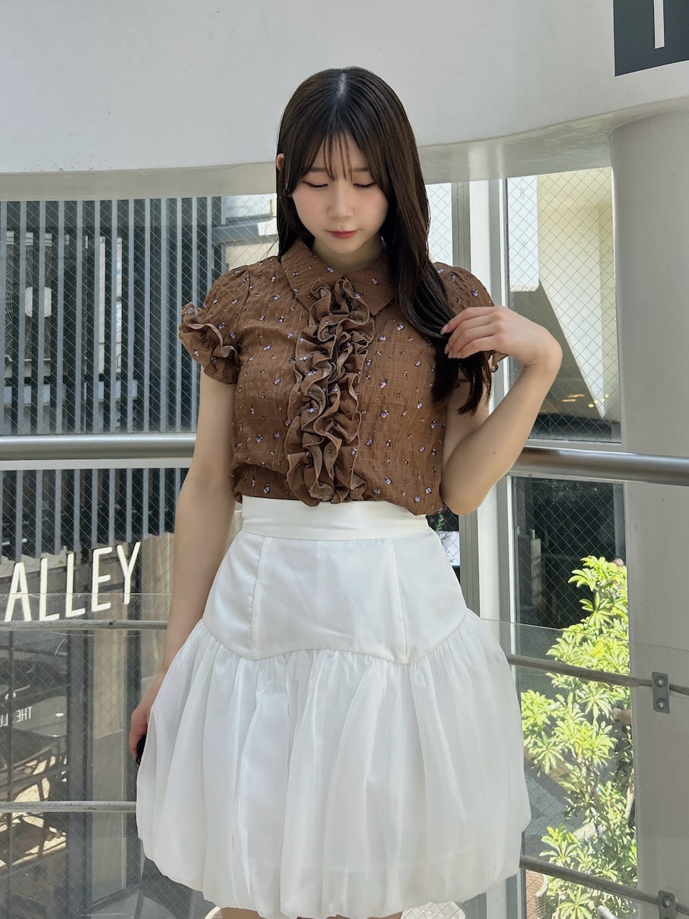 ホワイト系のサンダル、ブラウン系のシャツ/ブラウス、ホワイト系のスカートを着用したレディースの夏コーディネートの9枚目の写真