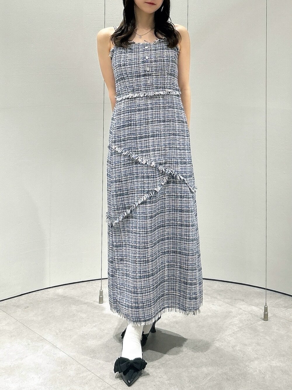 ブラック系のパンプス、ブルー系のワンピースを着用したレディースの夏コーディネートの3枚目の写真