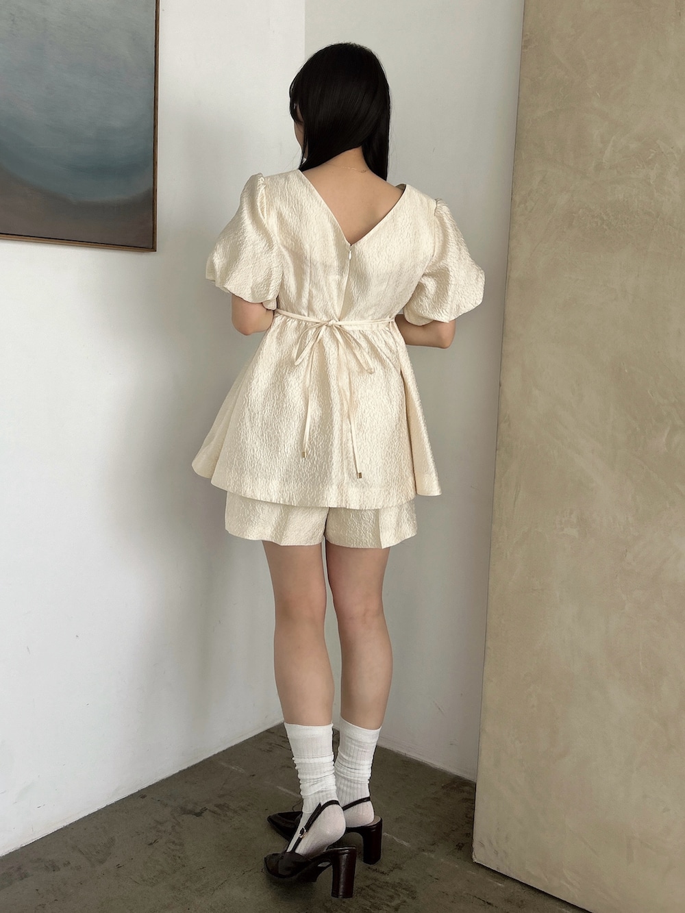 ホワイト系のシャツ/ブラウス、ホワイト系のその他パンツ、ブラウン系のローファーを着用したレディースの春コーディネートの5枚目の写真