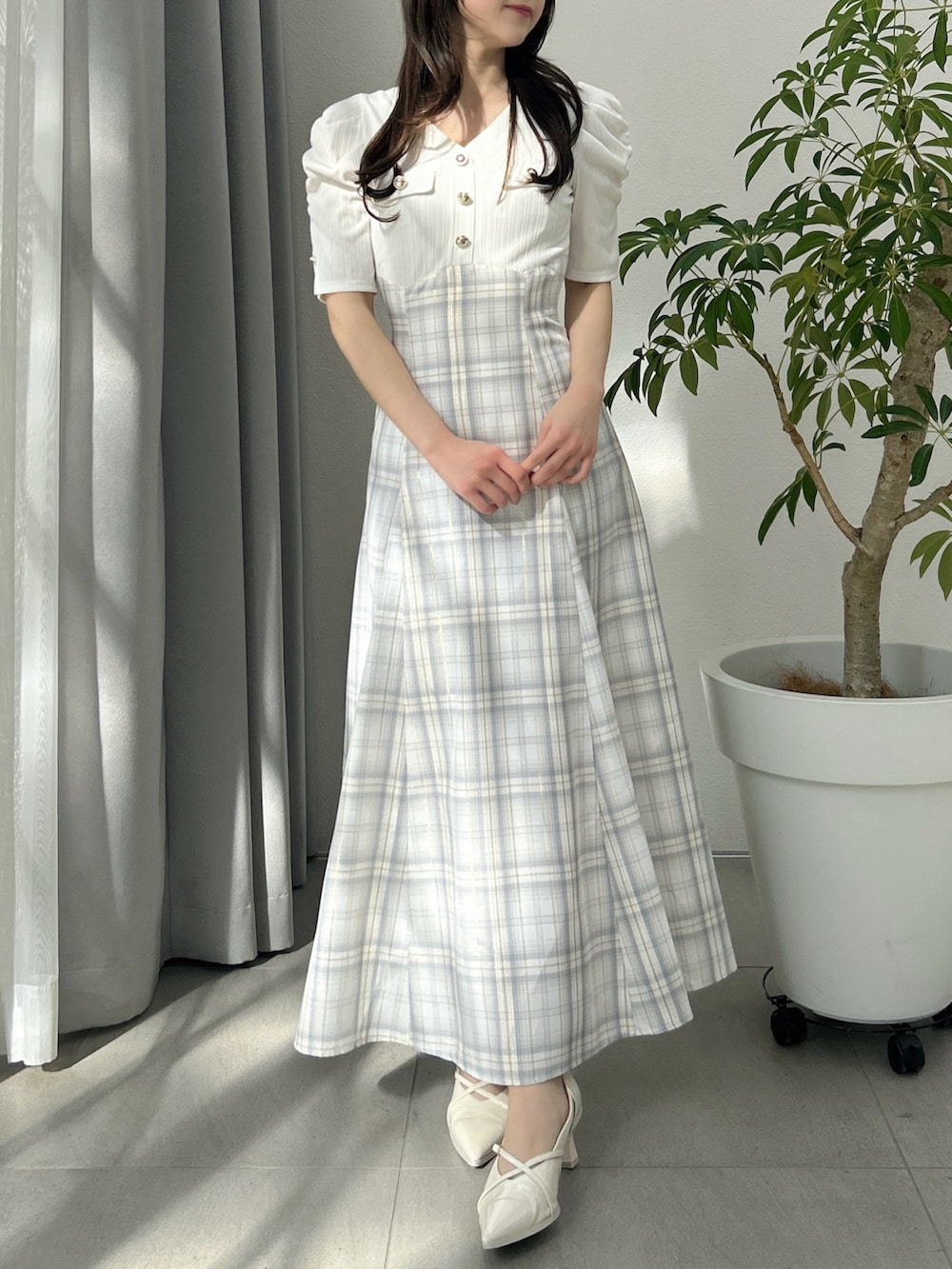 ホワイト系のワンピース、ホワイト系のパンプスを着用したレディースの冬コーディネートの2枚目の写真