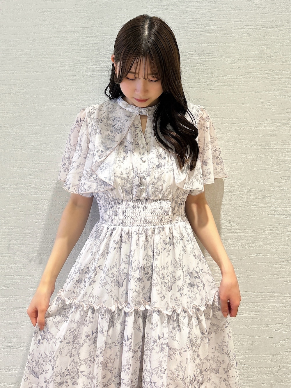 ピンク系のワンピース、ピンク系のワンピース、ホワイト系のサンダルを着用したレディースの夏コーディネートの8枚目の写真