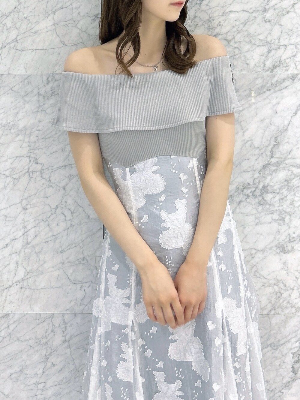 グレー系のワンピース、シルバー系のパンプスを着用したレディースの夏コーディネートの6枚目の写真