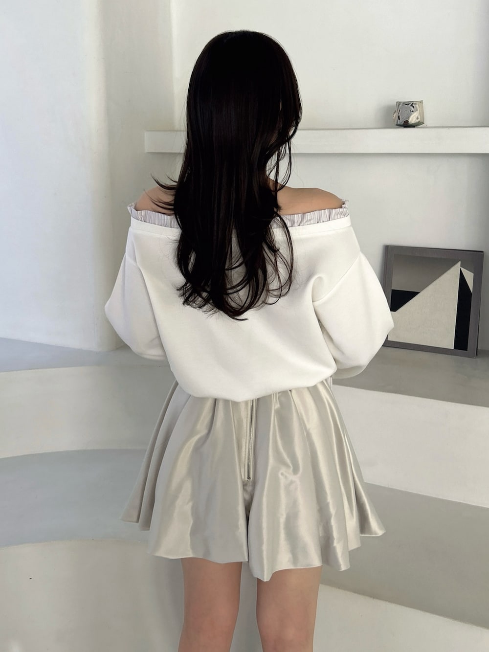 ホワイト系のTシャツ/カットソー、ホワイト系のスカートを着用したレディースの春コーディネートの8枚目の写真