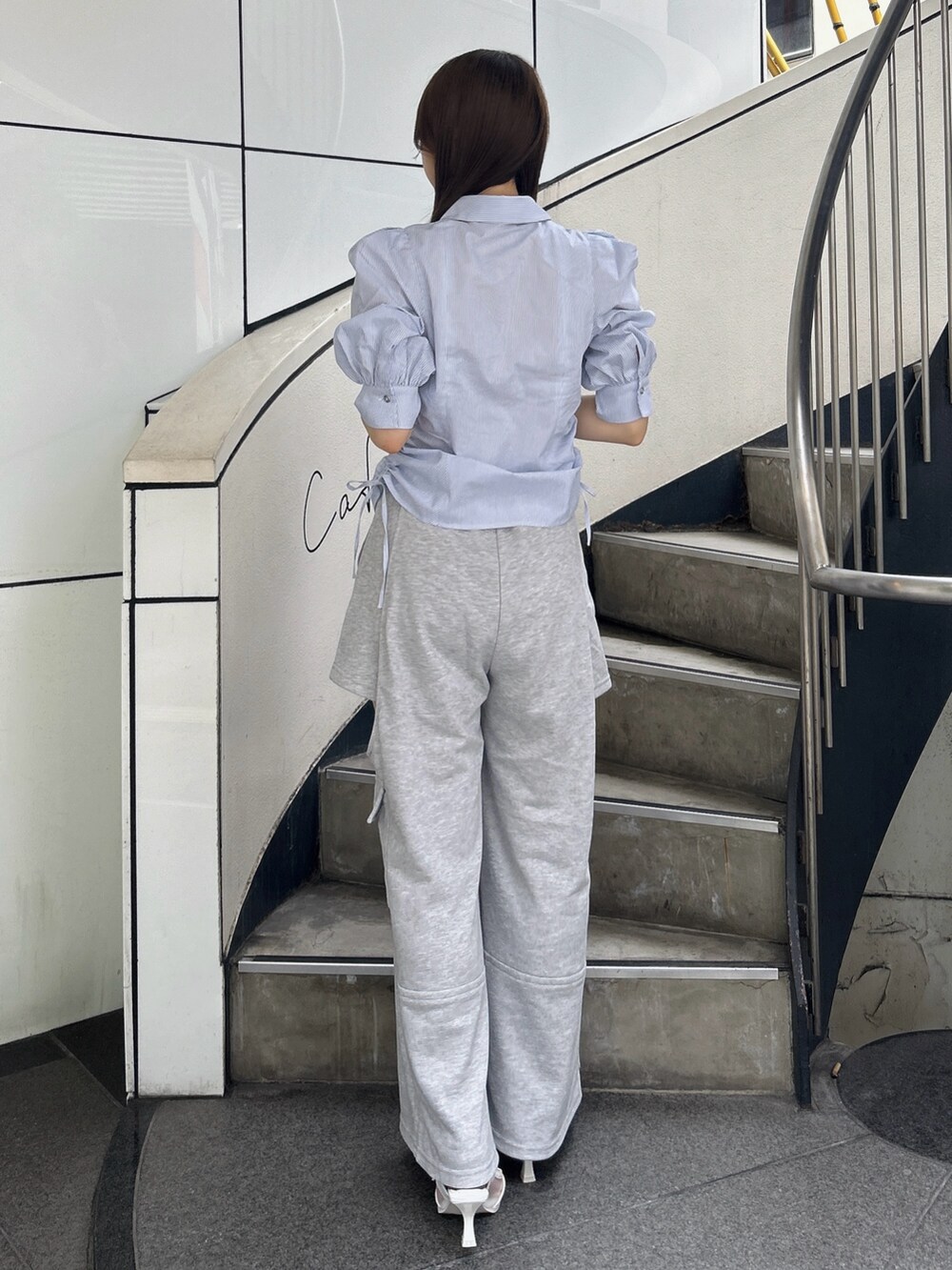 ブルー系のシャツ/ブラウス、グレー系のカーゴパンツ、ホワイト系のパンプスを着用したレディースの夏コーディネートの4枚目の写真