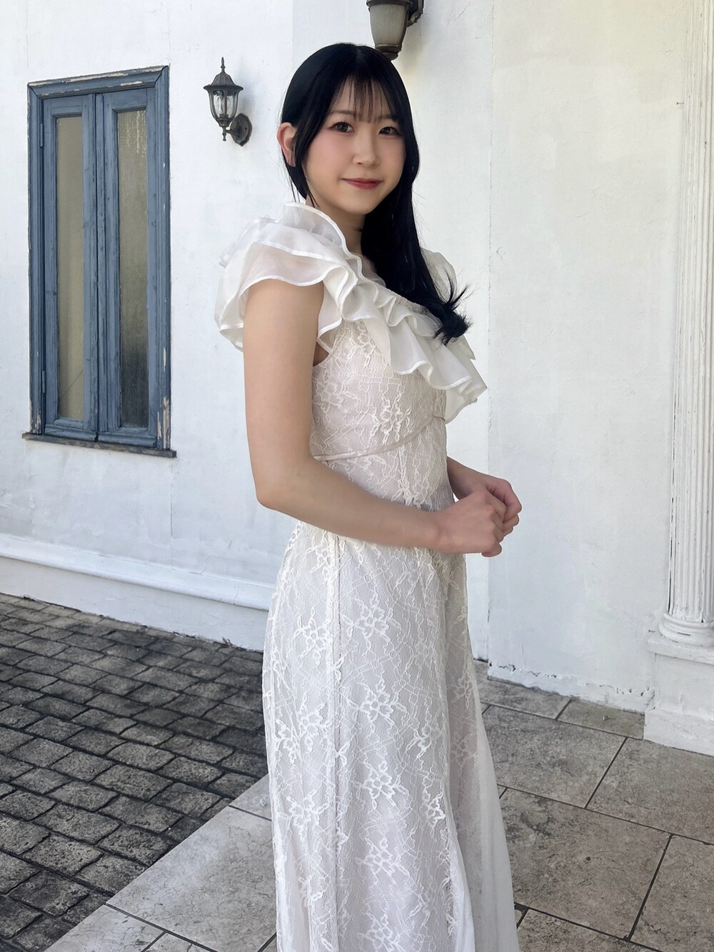 ホワイト系のドレスを着用したレディースの冬コーディネートの9枚目の写真