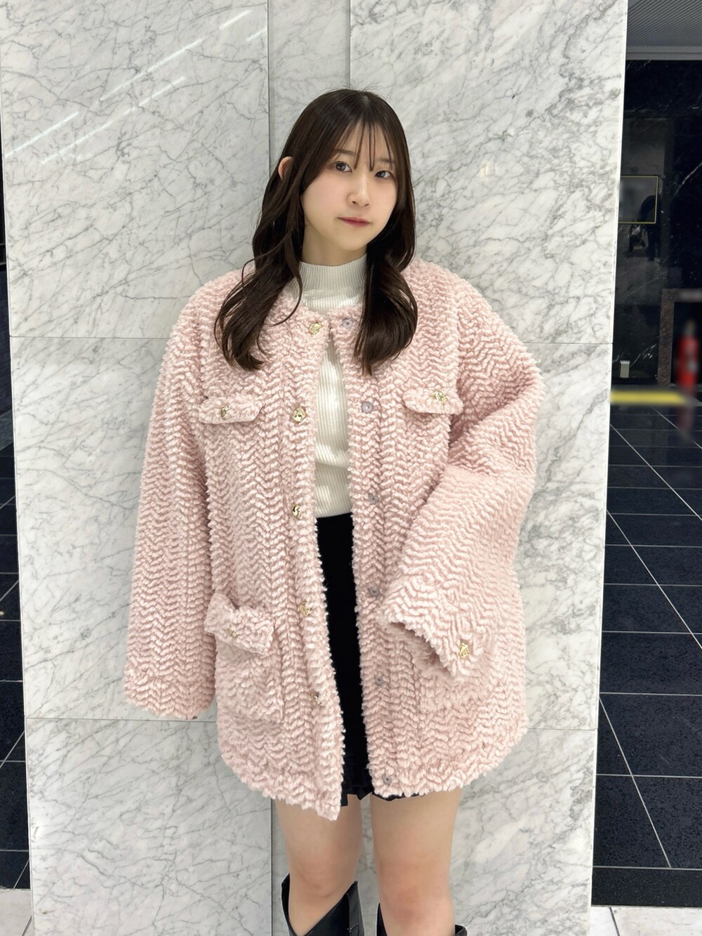 ピンク系のブルゾン、ブラック系のその他パンツ、ホワイト系のニット/セーターを着用したレディースの秋コーディネートの8枚目の写真