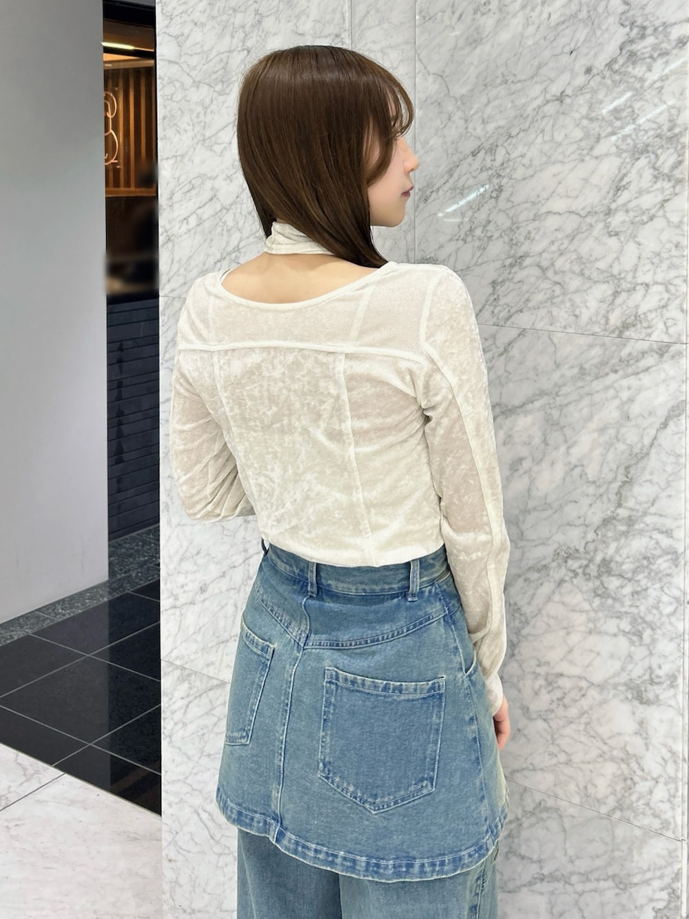 ホワイト系のTシャツ/カットソー、ブルー系のデニムパンツ、シルバー系のローファーを着用したレディースの春コーディネートの10枚目の写真