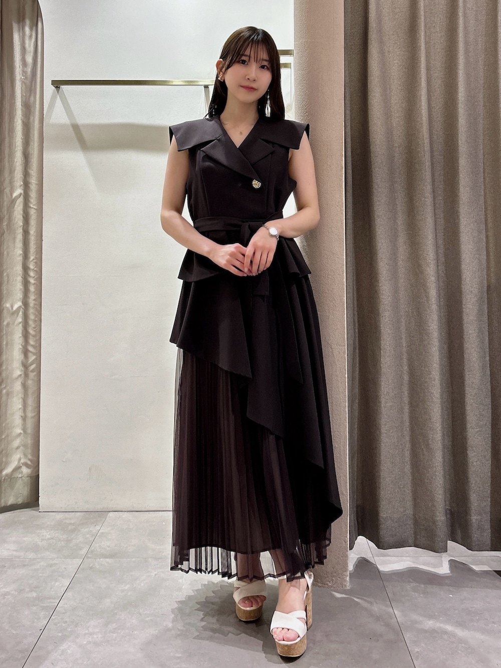 ブラウン系のワンピース、ホワイト系のサンダルを着用したレディースの夏コーディネートの3枚目の写真