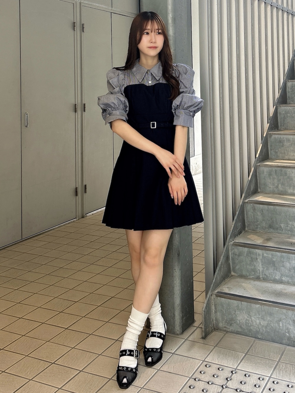 ブルー系のワンピース、ブルー系のワンピース、ブラック系のパンプスを着用したレディースの夏コーディネートの3枚目の写真