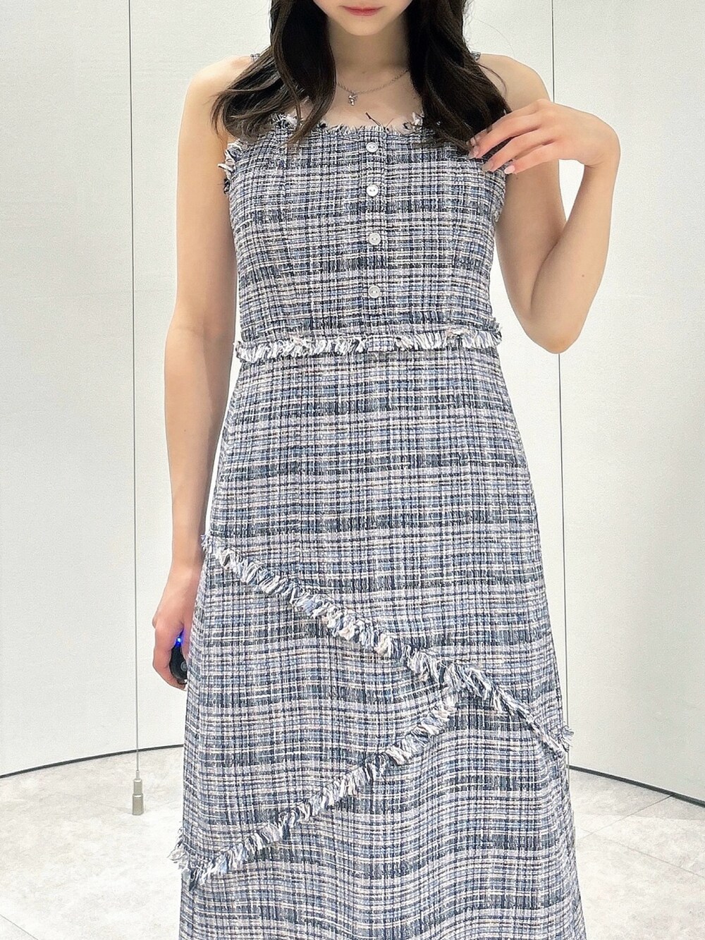 ブラック系のパンプス、ブルー系のワンピースを着用したレディースの夏コーディネートの7枚目の写真