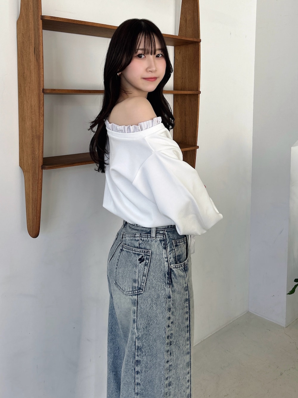 ホワイト系のTシャツ/カットソー、ブルー系のデニムパンツを着用したレディースの春コーディネートの9枚目の写真