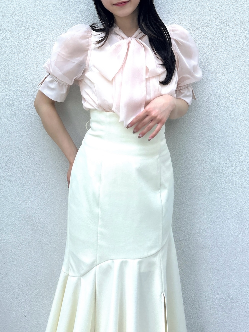 ピンク系のシャツ/ブラウス、ホワイト系のスカート、ホワイト系のサンダルを着用したレディースの春コーディネートの8枚目の写真