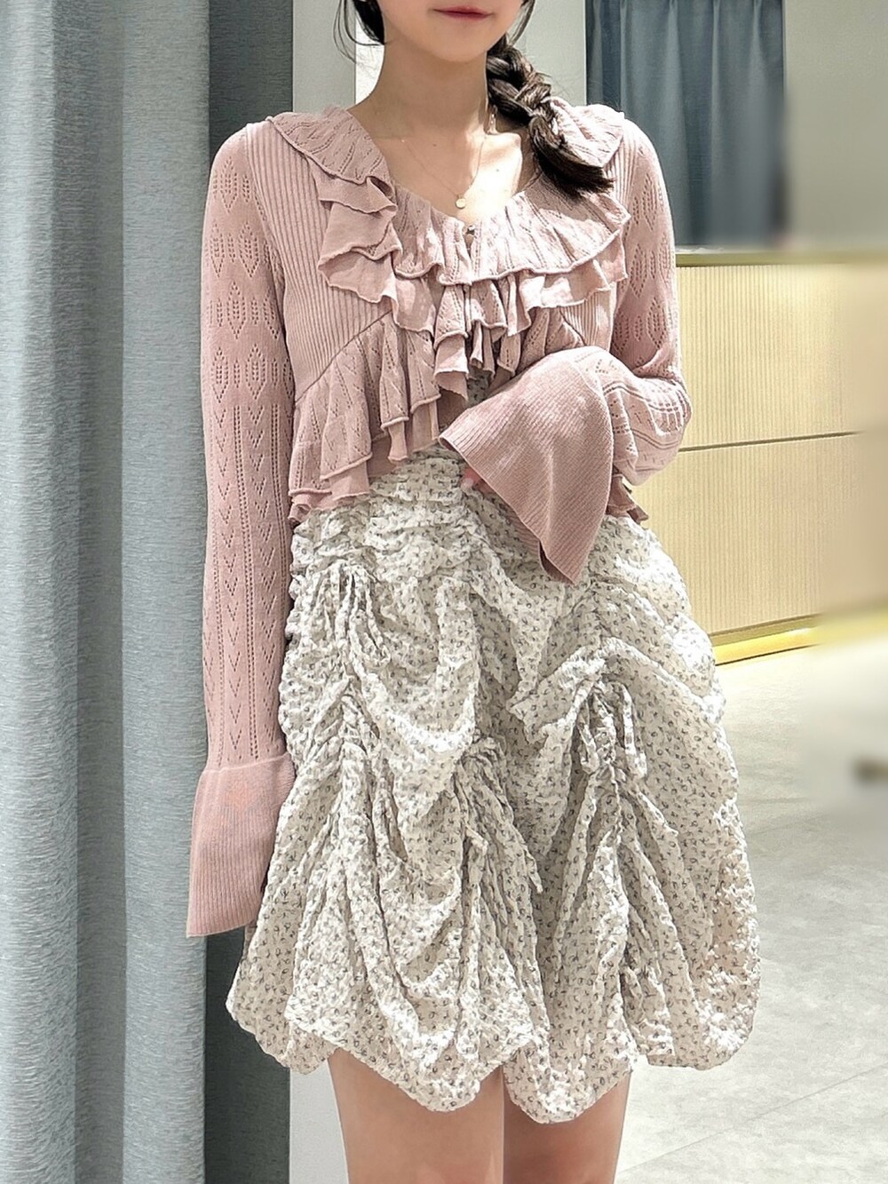 ピンク系のカーディガン/ボレロ、ピンク系のワンピース、ピンク系のワンピースを着用したレディースの夏コーディネートの6枚目の写真