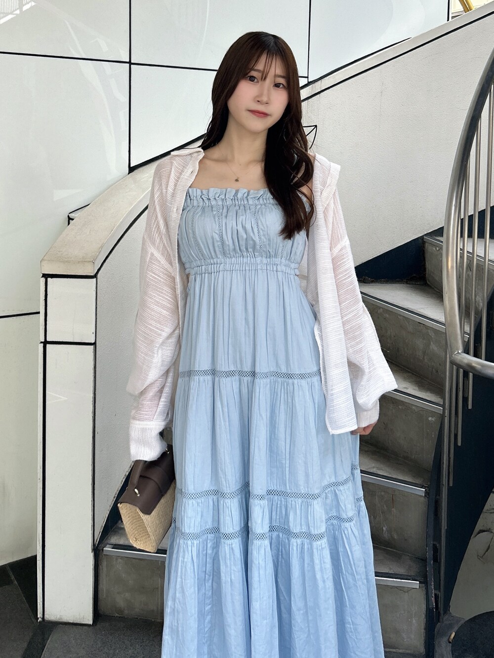 ホワイト系のシャツ/ブラウス、ブルー系のワンピース、ホワイト系のサンダルを着用したレディースの夏コーディネートの6枚目の写真