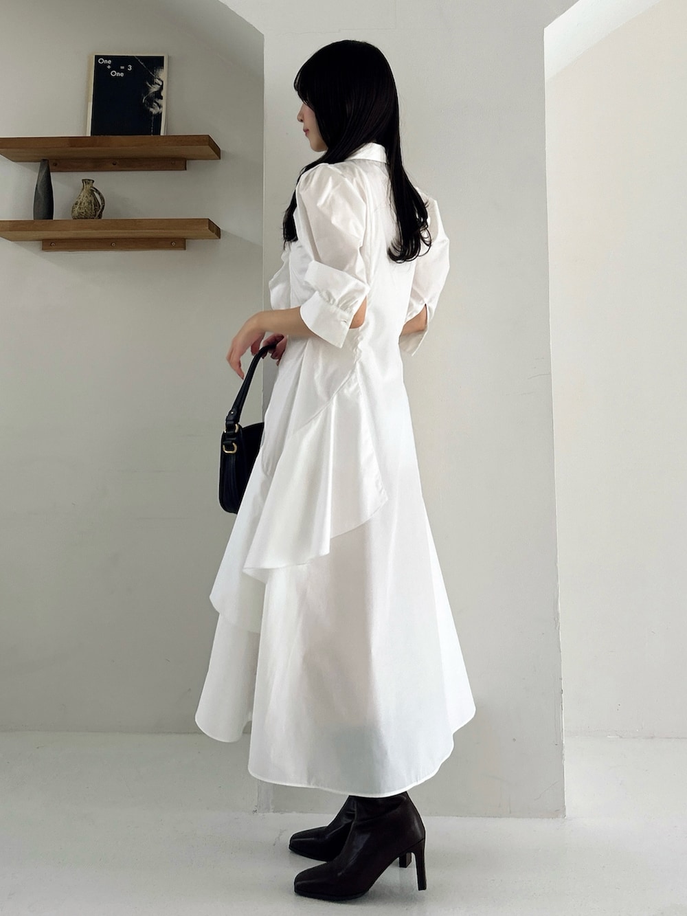 ホワイト系のワンピース、ブラウン系のブーツを着用したレディースの冬コーディネートの6枚目の写真