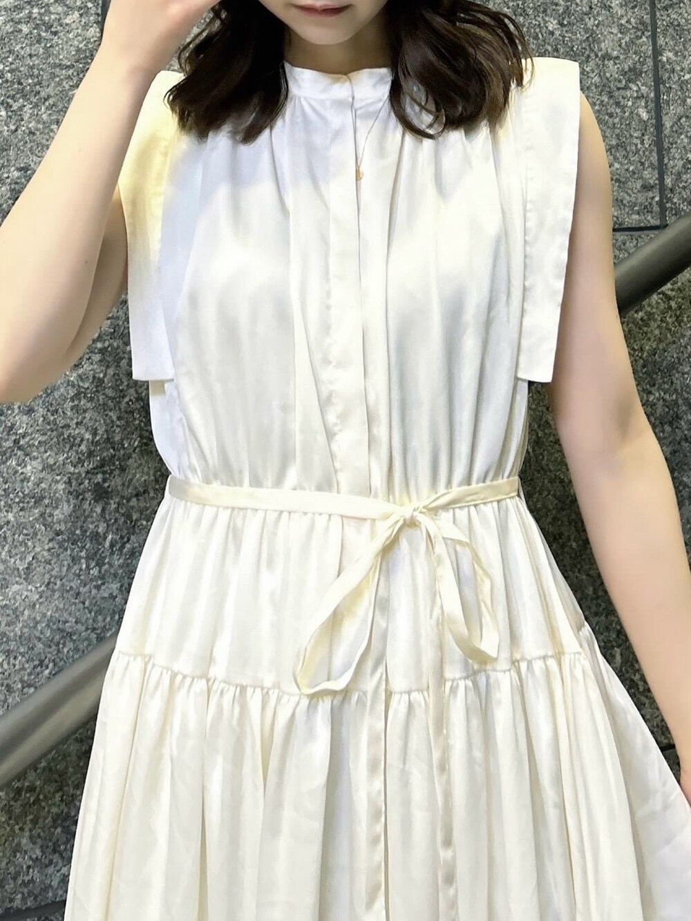 「dazzlin、ダズリン、夏コーデ、低身長コーデ、ラクチンコーデ、デートコーデ、お出かけコーデ、シンプルスタイル、きれいめカジュアル、ワンピース、ロングワンピース、ノースリーブ、メタリック、パンプス、骨格ウェーブ」｜「dazzlinのティアードノースリアソートワンピース（ワンピース、ホワイト系）」を使った、kahoさん（レディース・154cm）の夏コーディネートの7枚目の写真