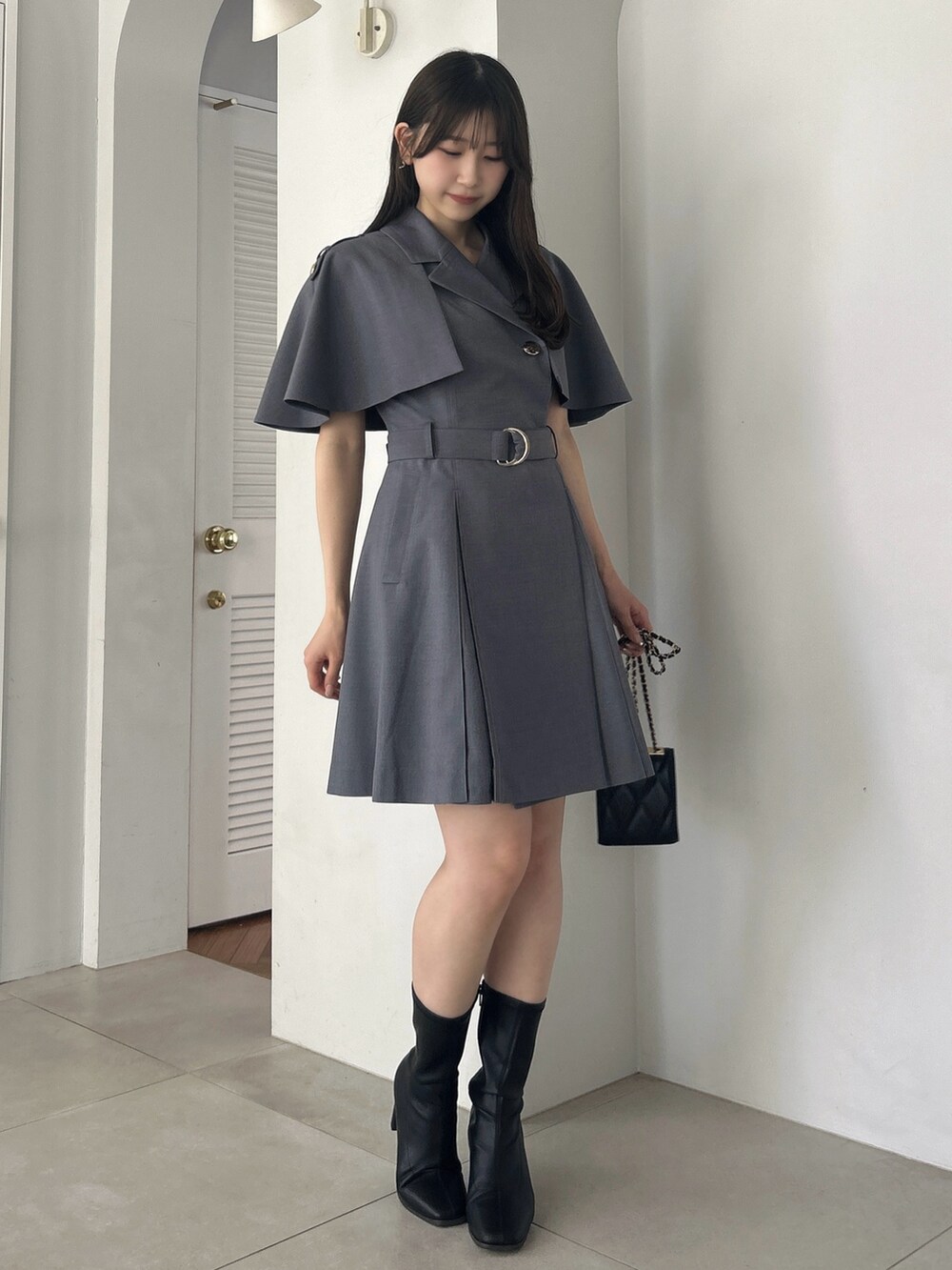 グレー系のワンピースを着用したレディースの秋コーディネートの3枚目の写真