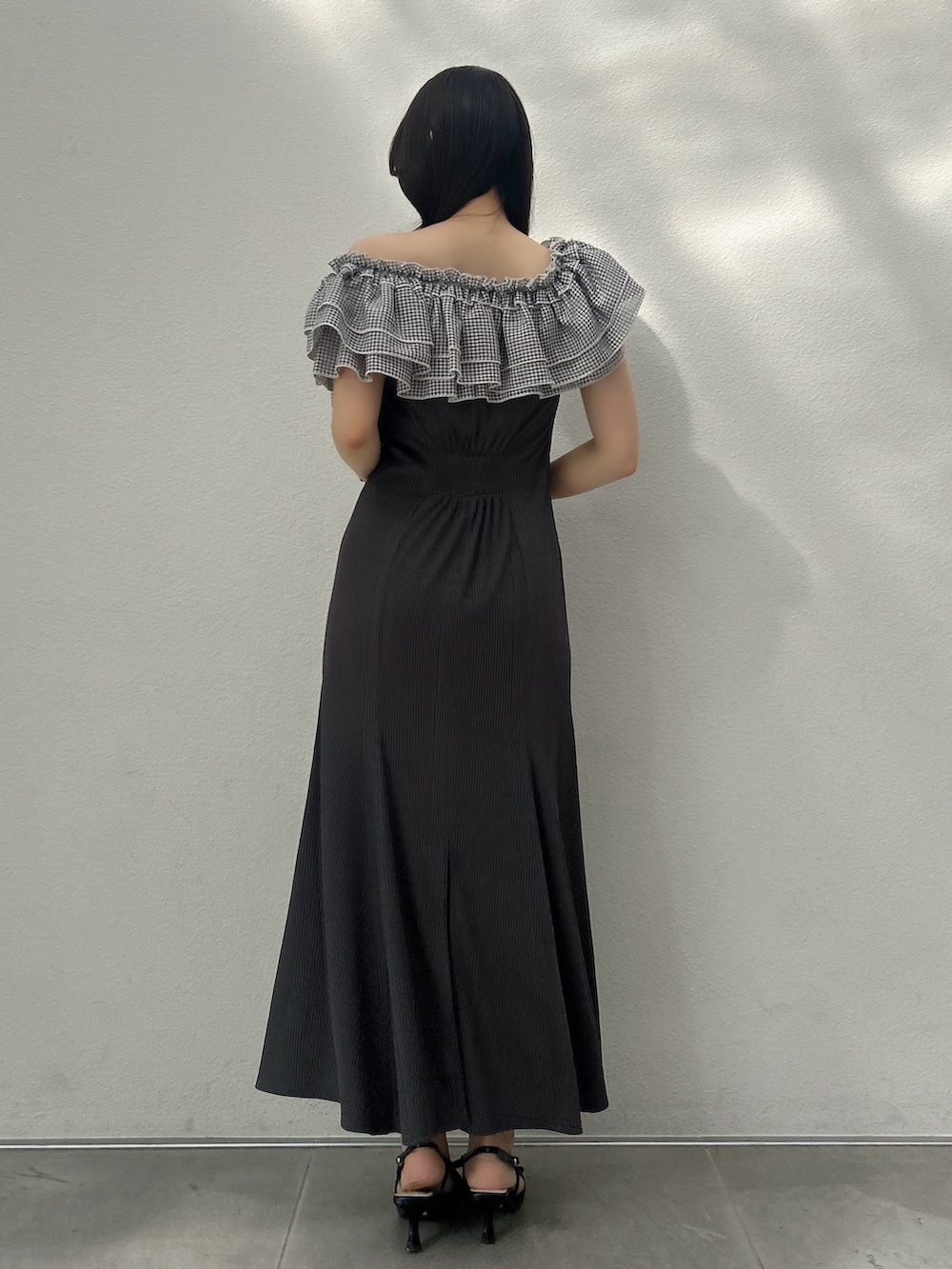 その他のワンピースを着用したレディースの春コーディネートの4枚目の写真