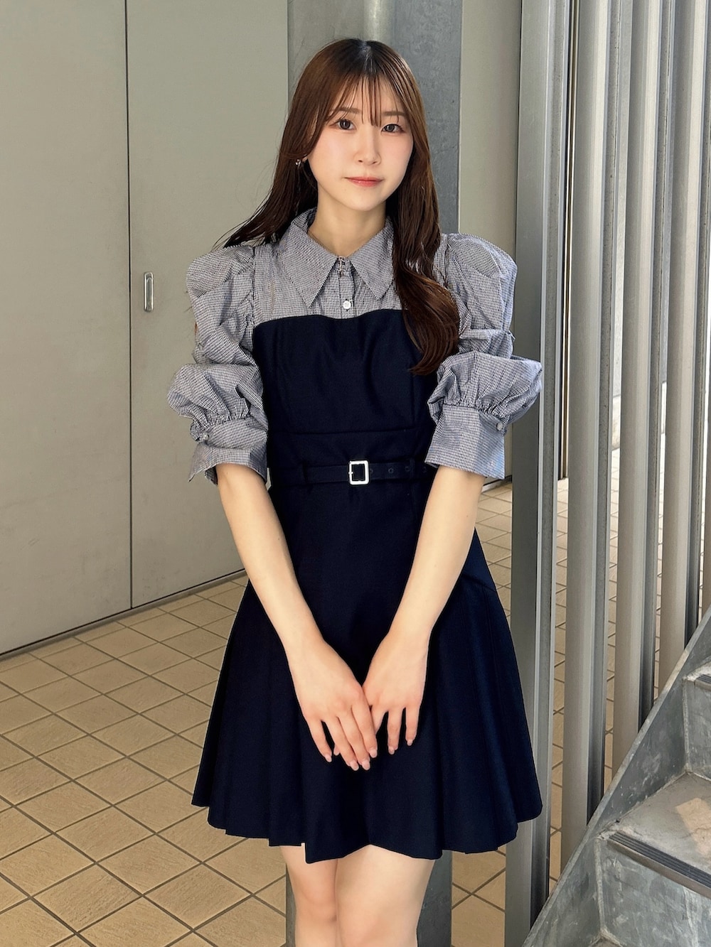 ブルー系のワンピース、ブルー系のワンピース、ブラック系のパンプスを着用したレディースの夏コーディネートの6枚目の写真